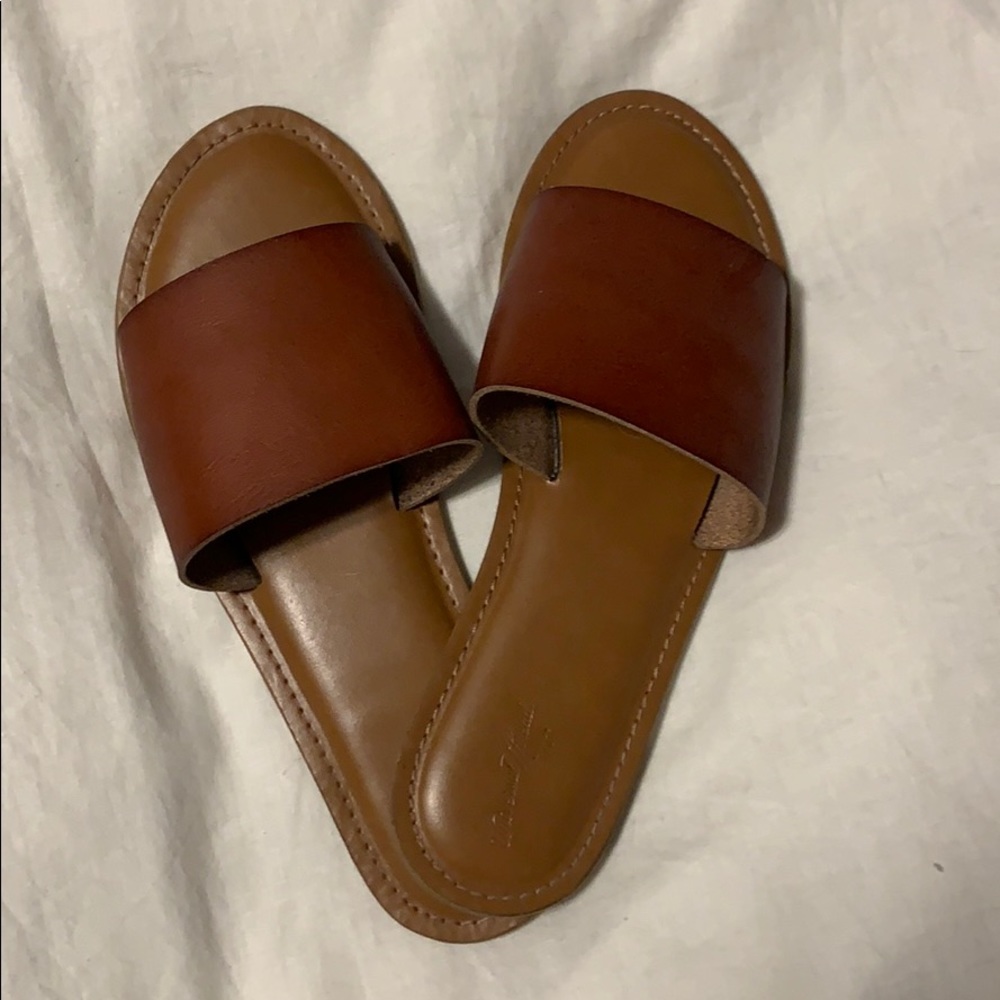 Universal Thread Sandals
